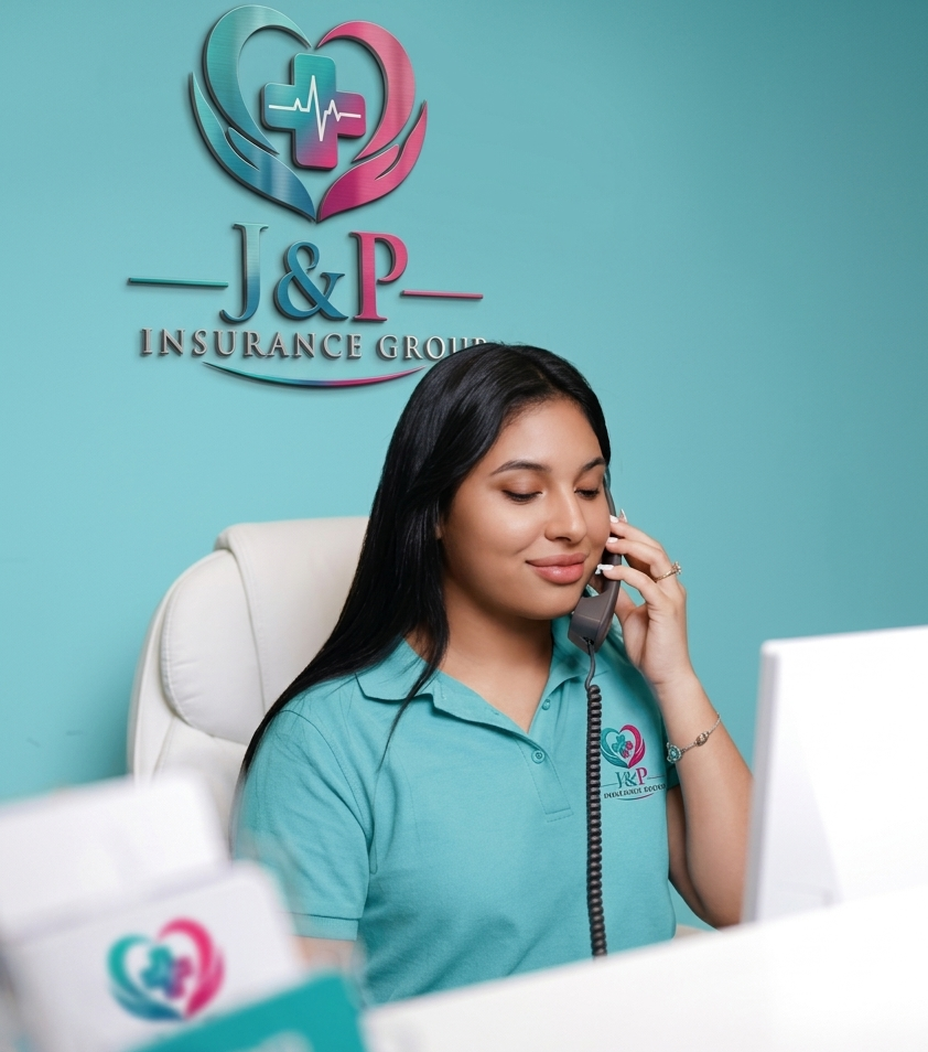 Daniela atendiendo a clientes de J&P Insurance Group